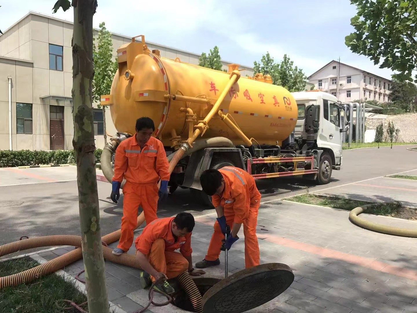 尉氏管道疏通车停在窨井附近