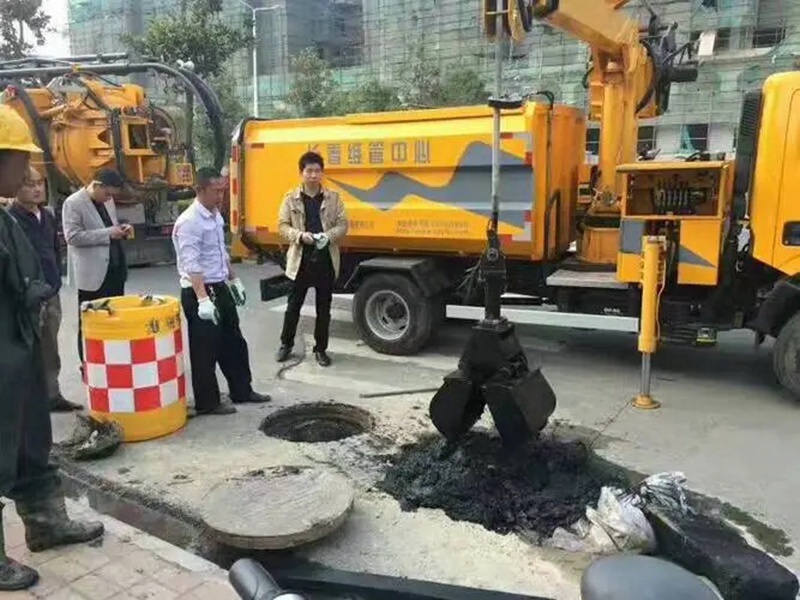 尉氏街道：网格员化身“清道夫”，为民解忧疏通“堵心”化粪池