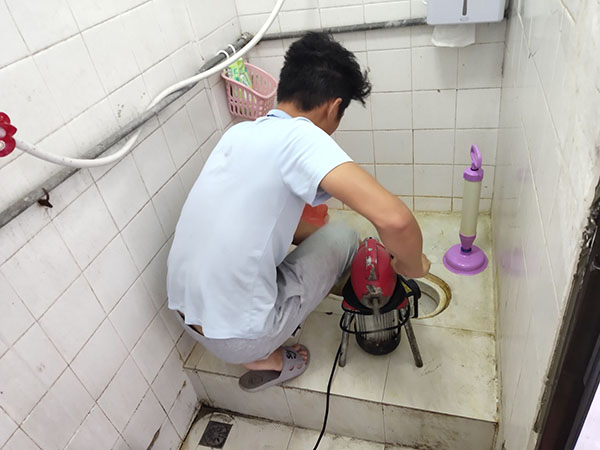 尉氏肥皂掉到马桶里把马桶堵住了怎么办？马桶堵住了怎么办