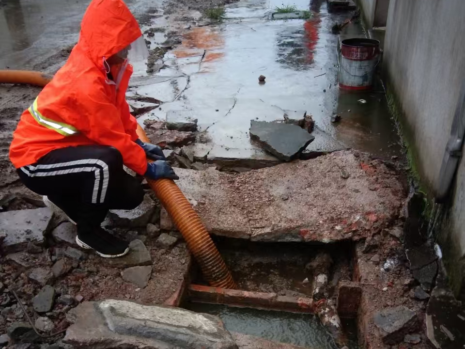 尉氏专业清理污水池 炜誉市政以规范流程守护城市 “肠道”